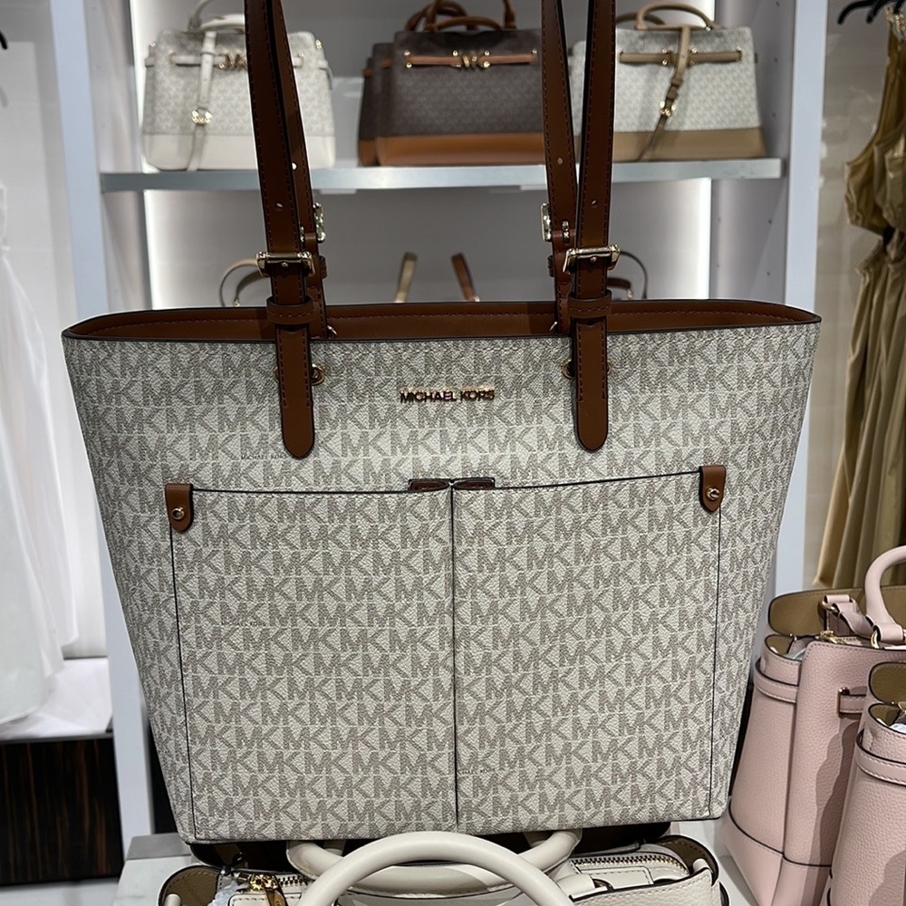 MICHAEL KORS JET SET TRAVEL MEDIUM DOUBLE POCKET TOTE 
VANILLA SIGNATURE
NWT - Picture 7 of 16